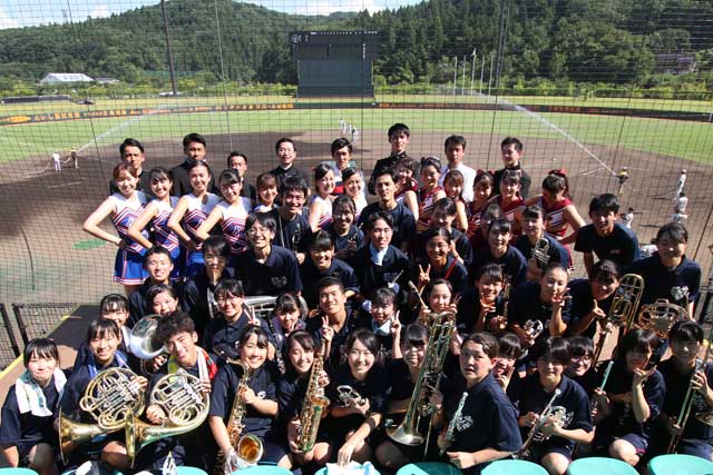 両大学応援団と三条高校吹奏楽部で記念写真