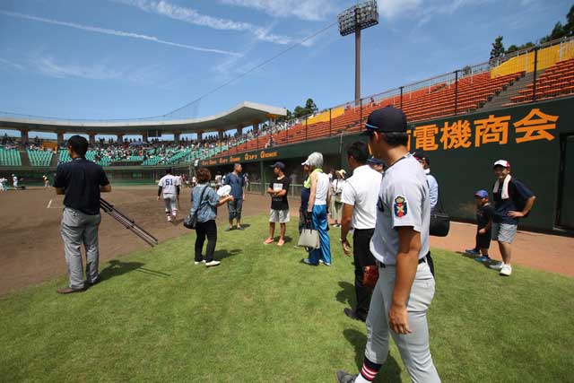 試合開始前のウォーミングアップを見学’