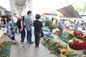 中央市場で開かれた盆市は色とりどりの花があふれる
