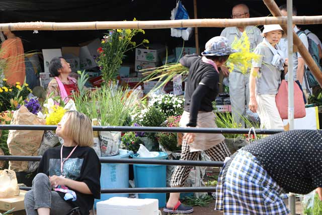 中央市場で開かれた盆市は色とりどりの花があふれる
