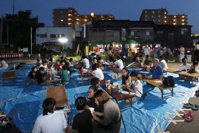 にぎわうヒガサン駐車場祭