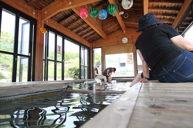 「冷やし足湯」になっている酒呑童子の湯