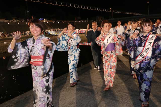 藤田市長とミス雪椿らが市役所の踊りを先導