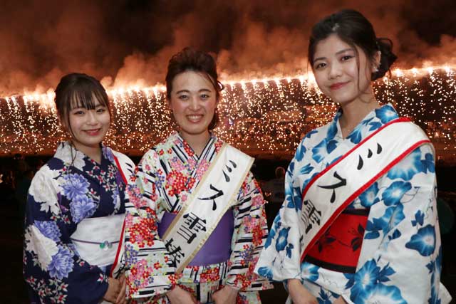 花火大会の大ナイアガラとミス雪椿ら