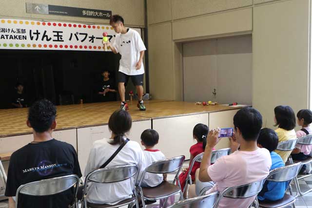 15日限りで行われた「GATAKEN」のけん玉パフォーマンス