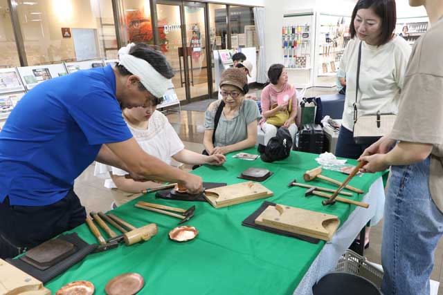 「燕三条Wing」で行われた「銅製小皿づくり」が16、17日と燕三条地場産センターの「お盆フェア」に登場