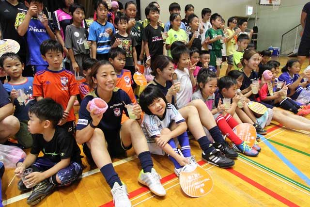 「なでしこスポーツフェスタ」でアルビレディースの3選手と参加した子どもたち