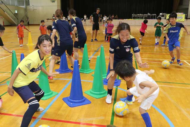 子どもたちとサッカーで交流