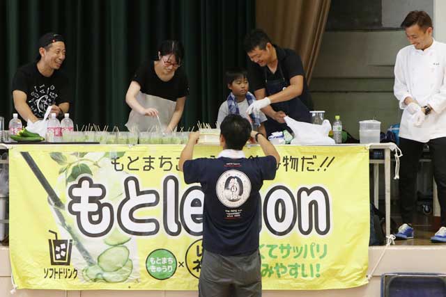 もとまちきゅうりのレモネードを参加者に配布