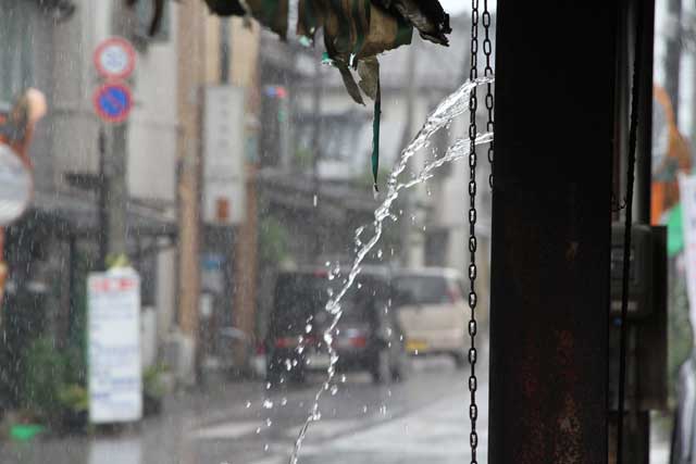 燕市吉田地区で屋根から流れ落ちる雨水が噴き出す
