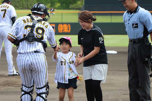 始球式を終わってボールを受け取る愛織ちゃん