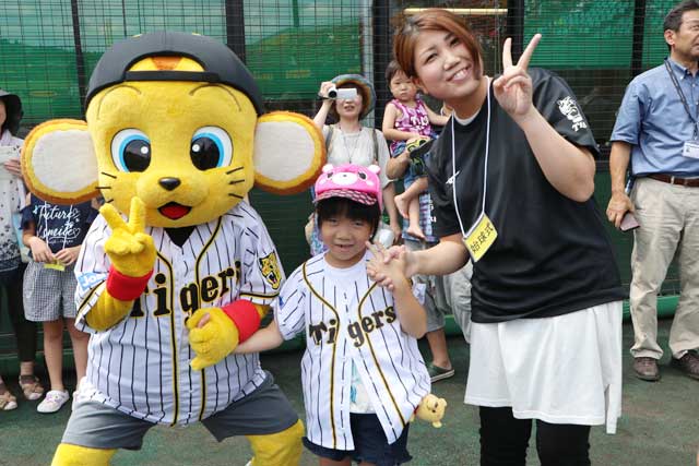 始球式をした椿愛織ちゃんと母綾さん、阪神のマスコットキャラターのキー太
