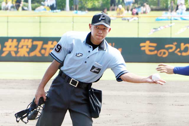 主審を務めた中越校校OBでNPB審判員の川上拓斗さん
