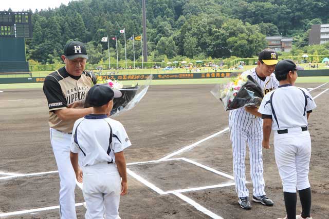 オールドファンには懐かしい日ハム・荒木大輔ファーム監督兼投手コーチ(左)と阪神・平田勝男ファーム監督に花束