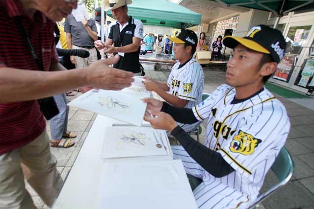 阪神の尾仲祐哉投手と福永春吾投手のサイン会