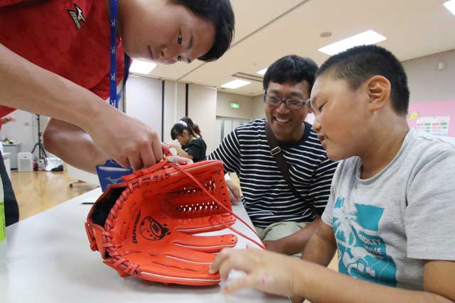 親子で野球のグローブを作る教室