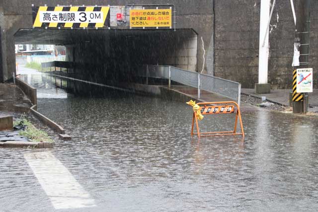 パチンコ店「ヴィーム燕三条店」そばの地下道は完全に水に沈んで通行止めに