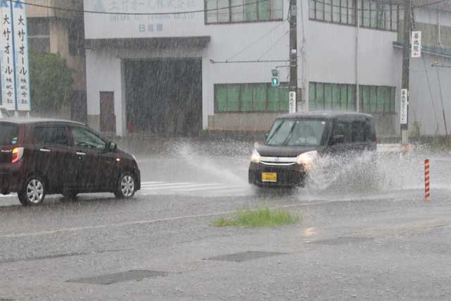 興野3の三条信用組合本店角の交差点の冠水