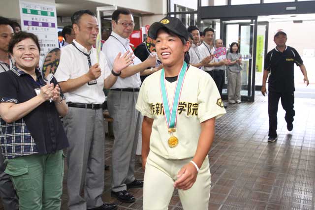 市役所で職員に歓迎される関さん