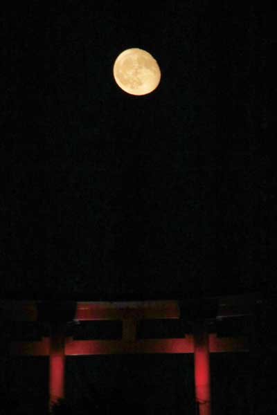 8月18日夜の月と弥彦の大鳥居