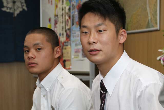 日本航空高校3年の西山拓也さん(左)と国士舘大学3年の酒井大輔さん