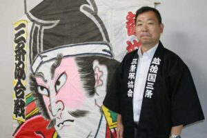 フランスで三条六角巻凧の凧揚げ実演などを行う三条凧協会会長の須藤謙一さん