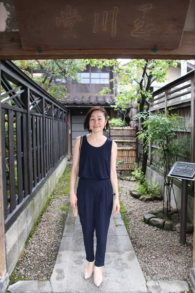 玉川堂の玄関口で