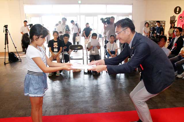 「キッザニアマイスターフェスティバル in 三条」開会式で任命状を交付