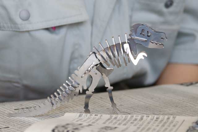 金属の恐竜の完成見本