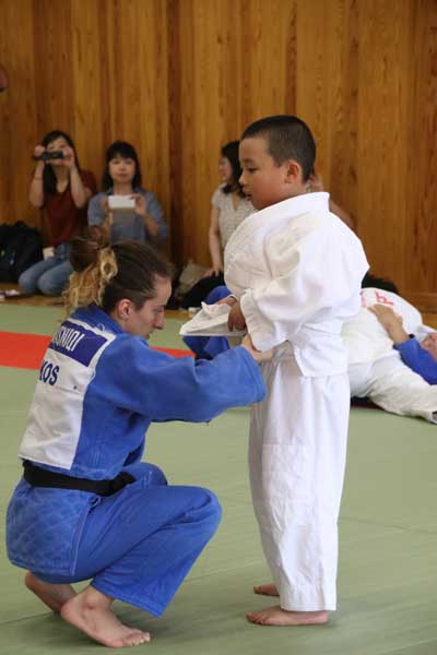 子どものひもを直してあげる場面も