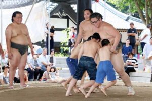 公開朝げいこ後に子どもたちと対戦