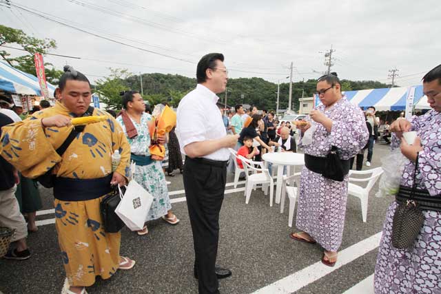 弥彦村商工会の納涼祭で弥彦の味覚を味わう