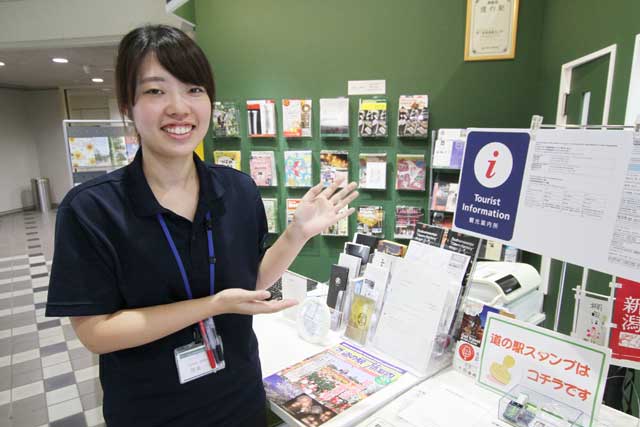 外国人観光案内所カテゴリー2に認定された燕三条地場産センターのインフォメーションと英語対応できるスタッフ