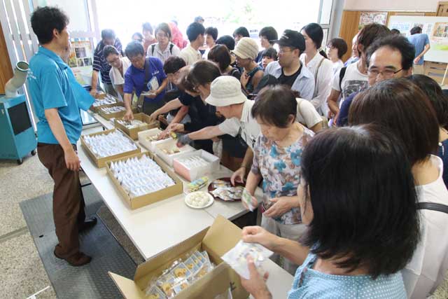 試食用の新潟・阿賀スイーツライン菓子の配布
