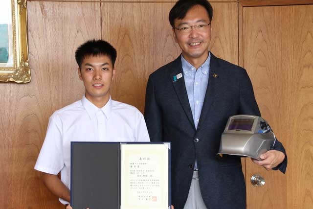 「全国選抜高校生溶接技術競技会in新居浜」で2位優秀賞となった家坂さん(左)と国定市長