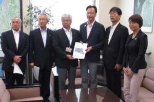 左から小林弥彦村長、佐野田上町長、中田土木部長、国定三条市長、鈴木燕市長、藤田加茂市長