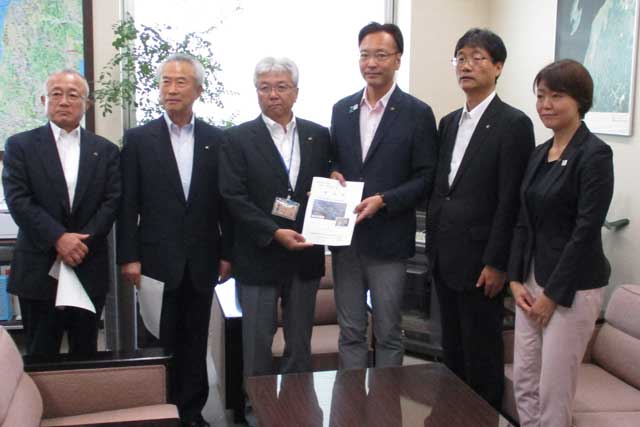 左から小林弥彦村長、佐野田上町長、中田土木部長、国定三条市長、鈴木燕市長、藤田加茂市長