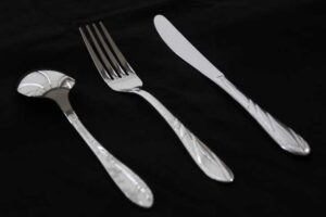 選手村の食堂のカトラリーに採用された燕のオリジナルカトラリー