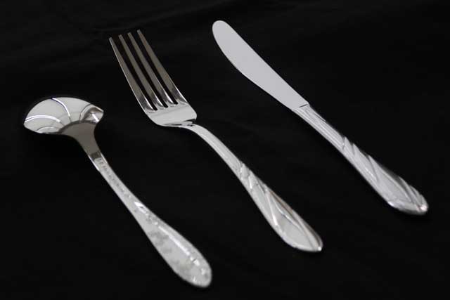 選手村の食堂のカトラリーに採用された燕のオリジナルカトラリー