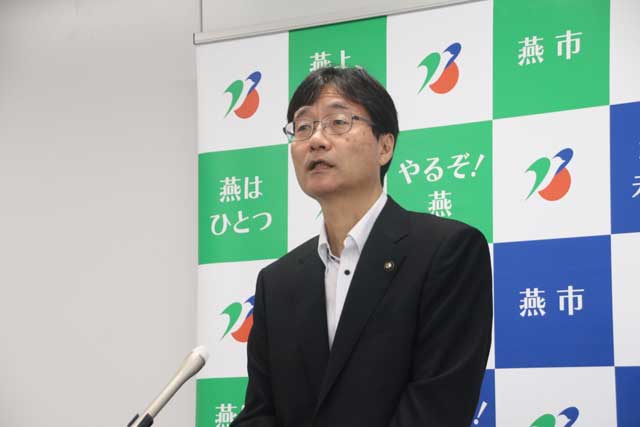 記者会見する鈴木燕市長