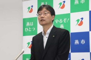 定例記者会見を行う鈴木市長