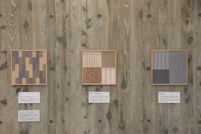 各階にあるアートサイン　アートパネル「KAMO」は左から桐、組子・加茂和紙、加茂縞