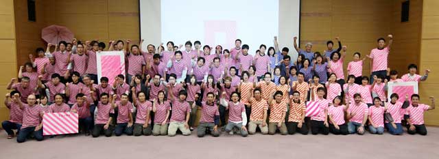 第4回報告会に出席した参加企業で記念撮影