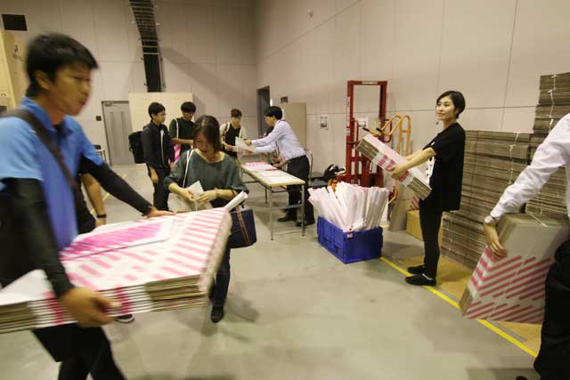 七つ道具のピンクストライプの段ボール箱などを持ち帰る