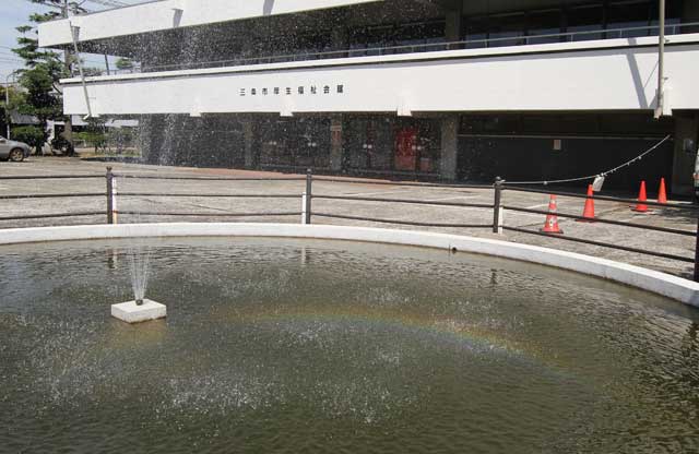 三条市厚生会館駐車場の池の噴水