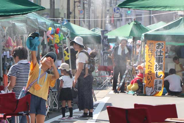 三条マルシェに設置された熱中症対策のミストシャワー