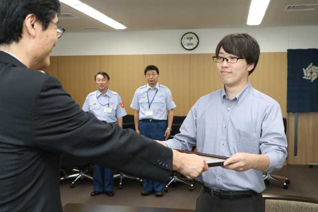 鈴木燕市長から感謝状を受けるイオンシネマ県央の大西支配人