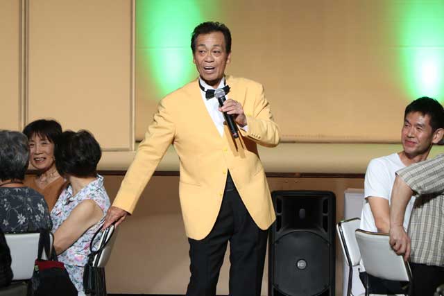 燕商工会議所創立70周年記念大会で清水アキラさんのトーク&ライブ