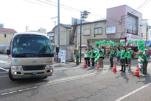 体感ツアーのバスを三条マルシェ実行委員会が見送る