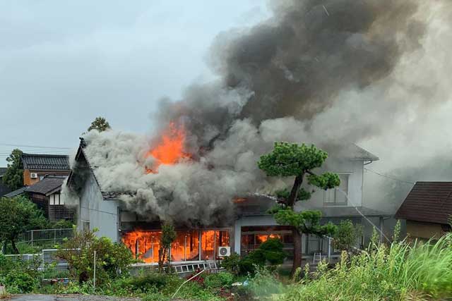 三条市荻島地内の火災現場（読者提供写真）